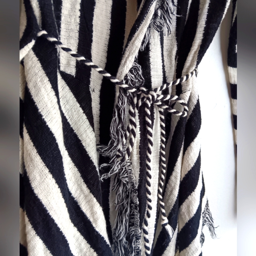 🚨INC Black and White Cardigan EUC - Picture 2 of 5
